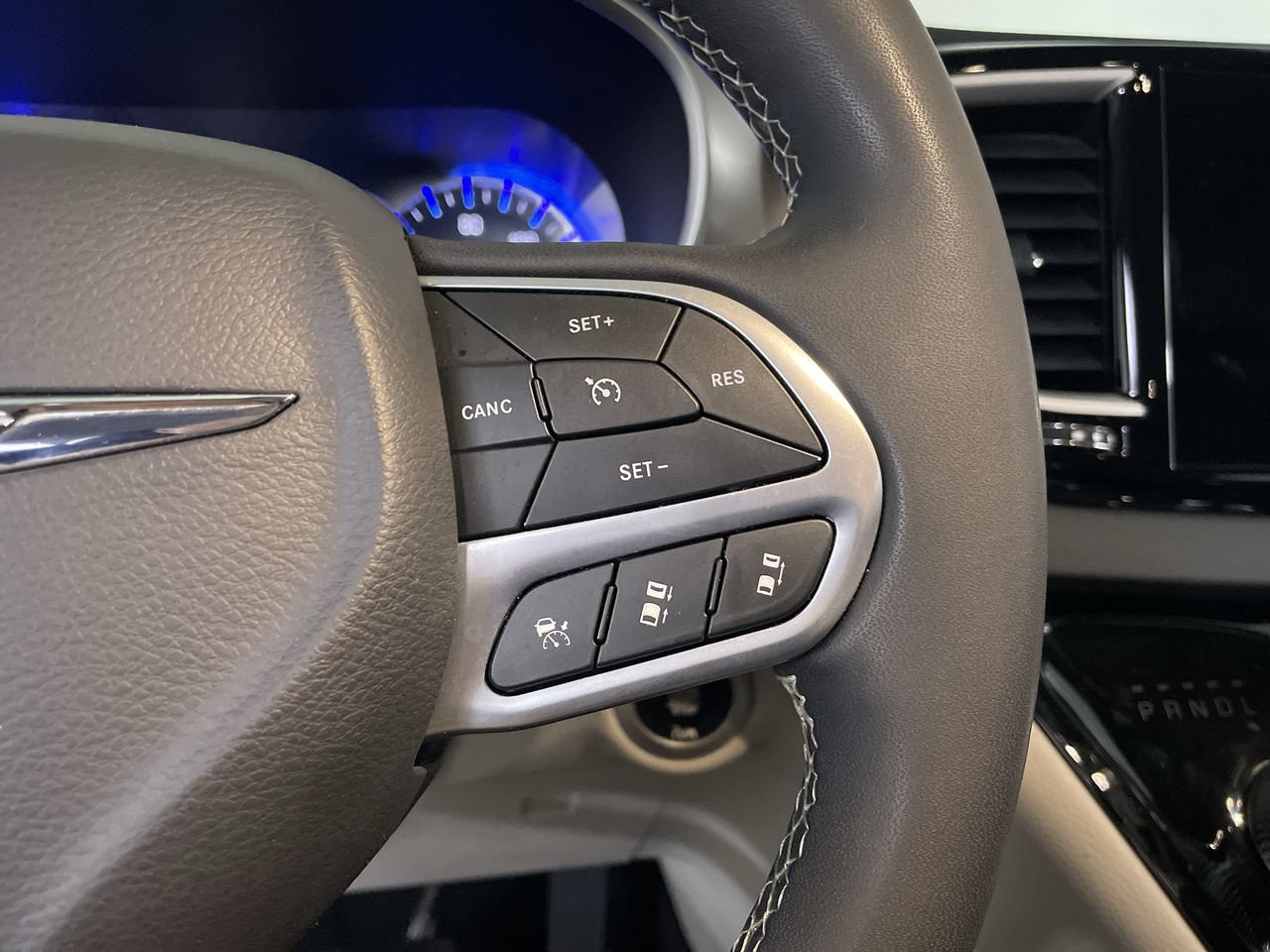Used 2023 Chrysler Pacifica Touring-L FWD image 28