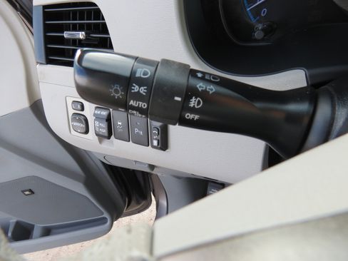 Used 2012 Toyota Sienna XLE image 16