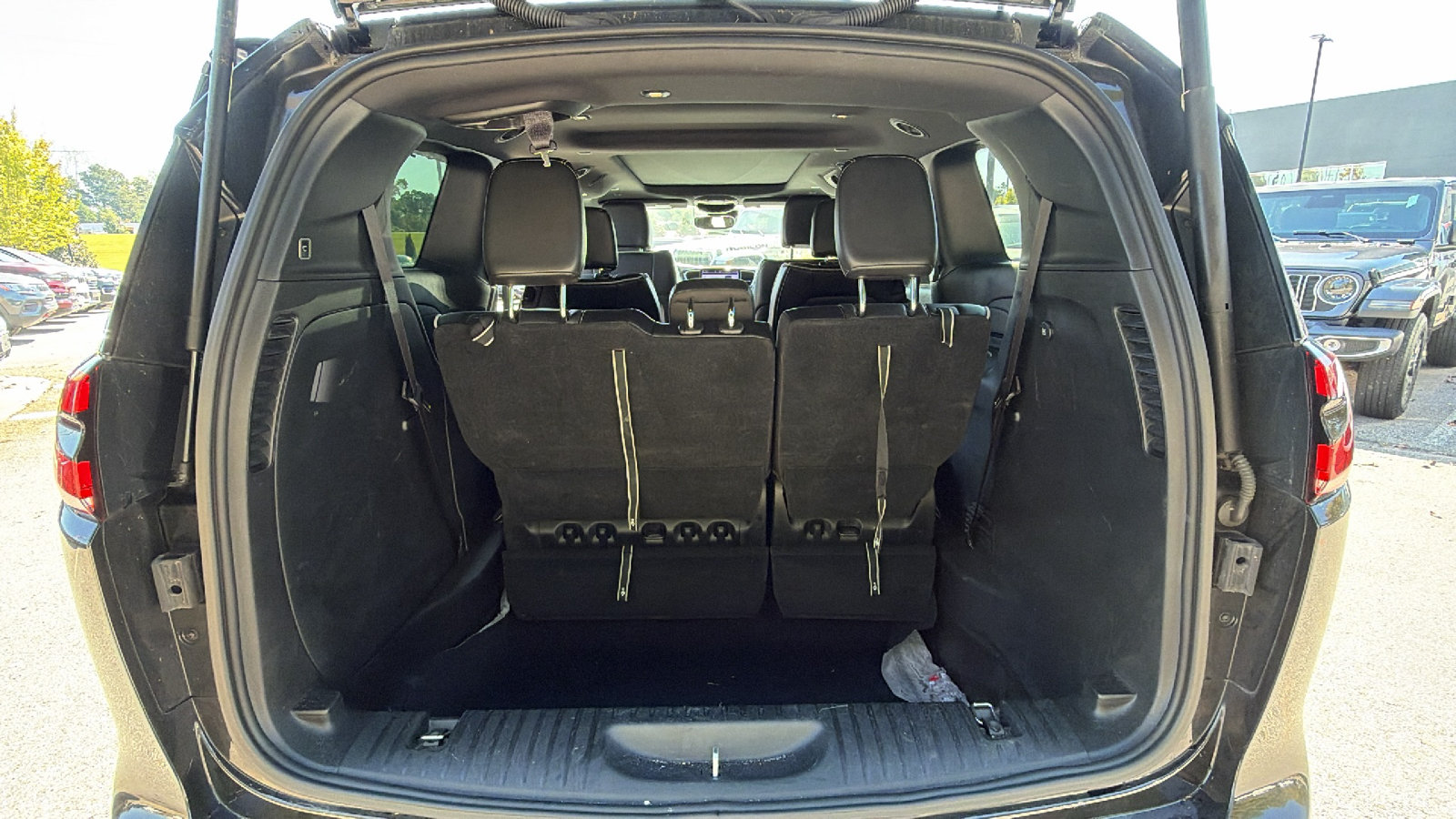 Used 2025 Chrysler Pacifica Limited FWD image 13