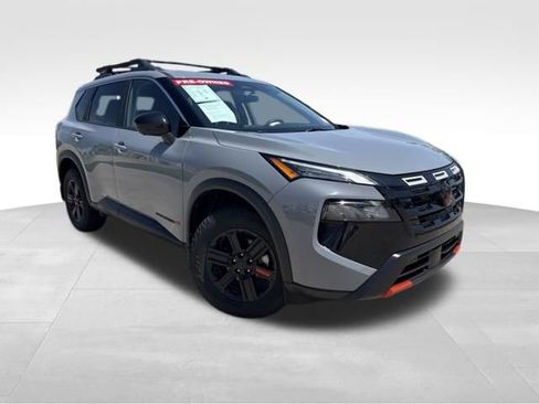 Used 2025 Nissan Rogue SV AWD/4WD image 2