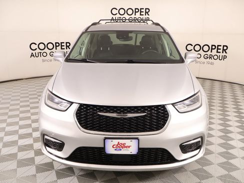 Used 2022 Chrysler Pacifica Touring-L FWD image 9