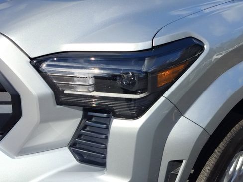 Used 2024 Toyota Tacoma SR image 9