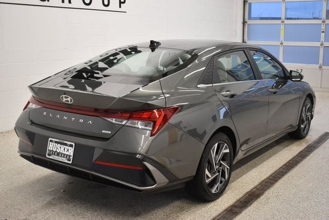 Used 2025 Hyundai Elantra Limited FWD image 4