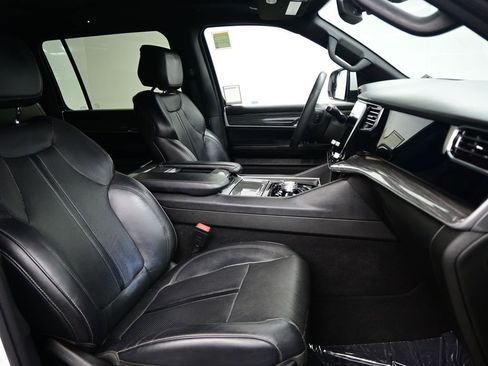 Used 2022 Jeep Wagoneer Series III w/ Premium Group I image 12