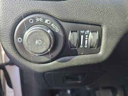 Used 2021 Jeep Cherokee Latitude Lux FWD image 24