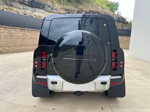 Used 2024 Land Rover Defender 110 S image 4