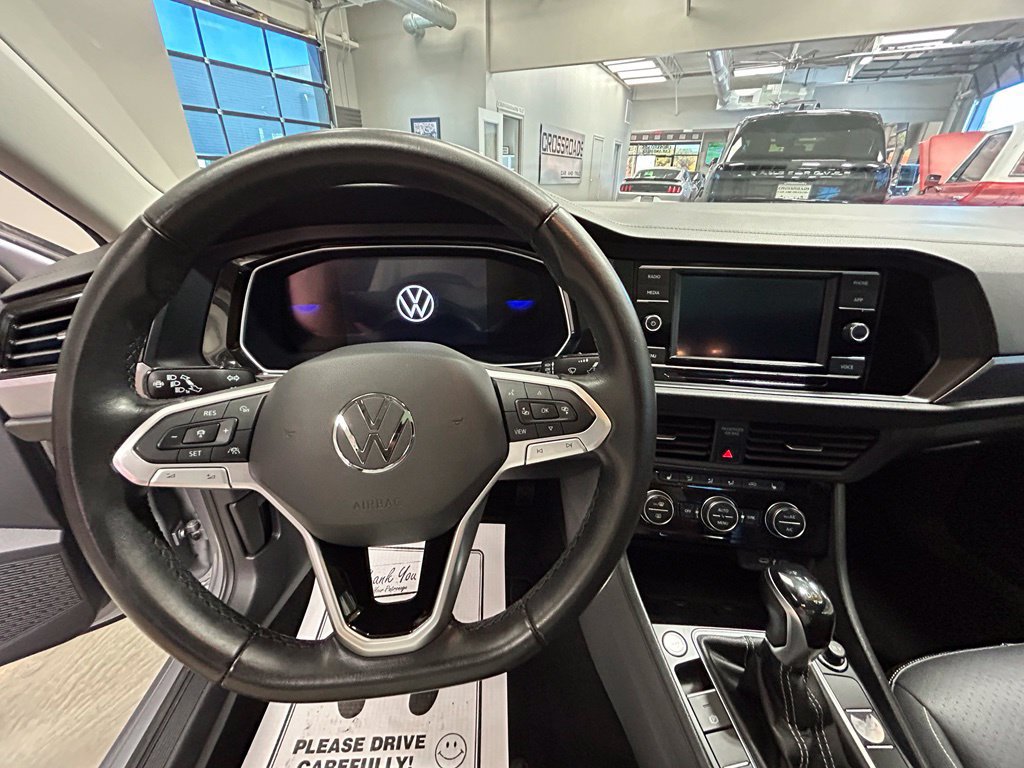 Used 2024 Volkswagen Jetta SE FWD image 9