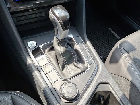 Used 2024 Volkswagen Tiguan SE R-Line image 30