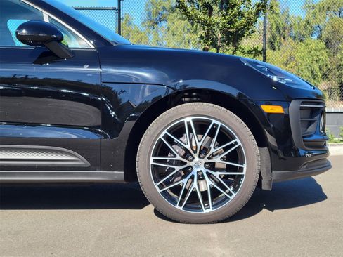 Used 2025 Porsche Macan Loaner image 11