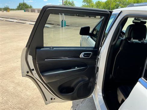 Used 2018 Jeep Grand Cherokee Overland AWD/4WD image 30