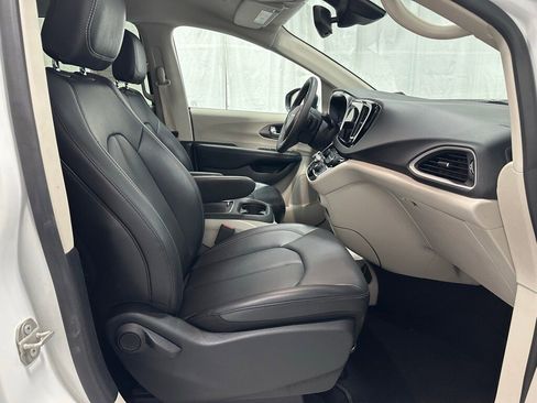 Used 2023 Chrysler Pacifica Touring-L image 60