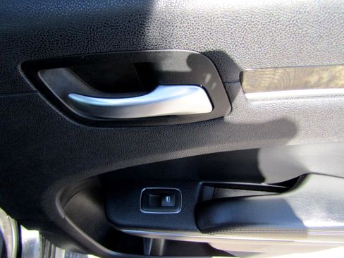 Used 2016 Chrysler 300 C image 32