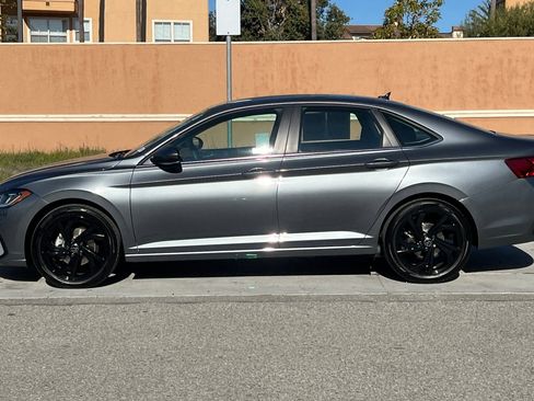 Certified 2025 Volkswagen Jetta SE image 7