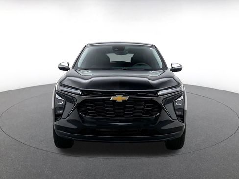 Used 2025 Chevrolet Trax LT FWD image 2