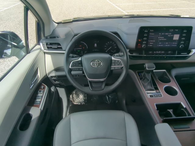 Certified 2024 Toyota Sienna XLE FWD image 19