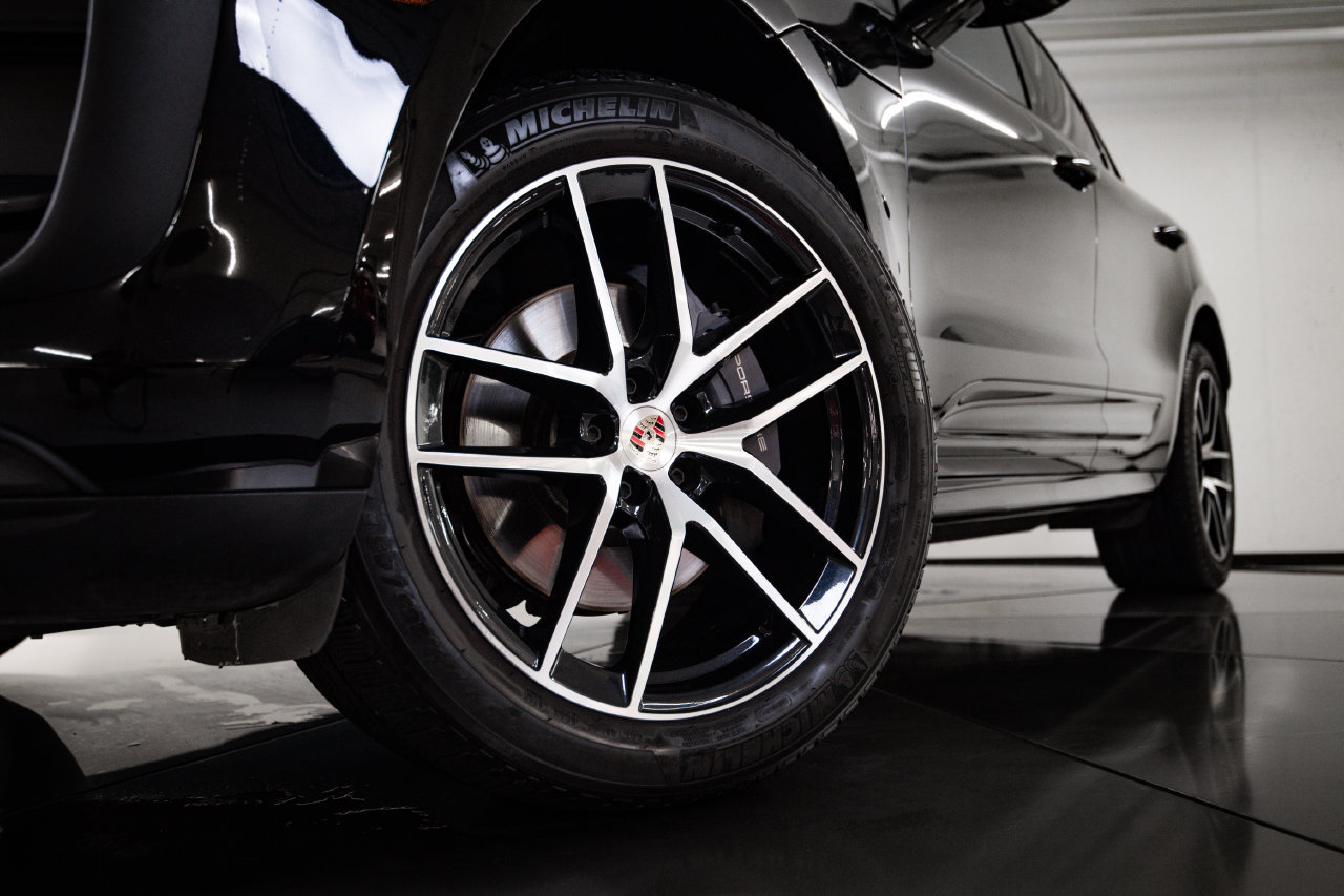 Certified 2023 Porsche Macan Turbo AWD/4WD image 12