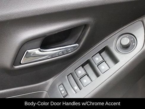 Used 2019 Chevrolet Trax LT w/ LT Convenience Package image 17