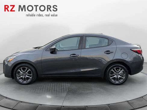 Used 2019 Toyota Yaris LE image 2