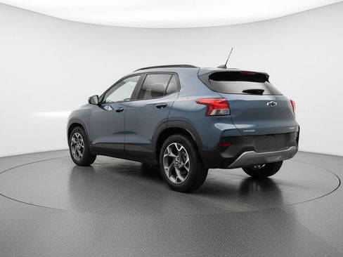 Used 2025 Chevrolet Trax LT FWD image 6