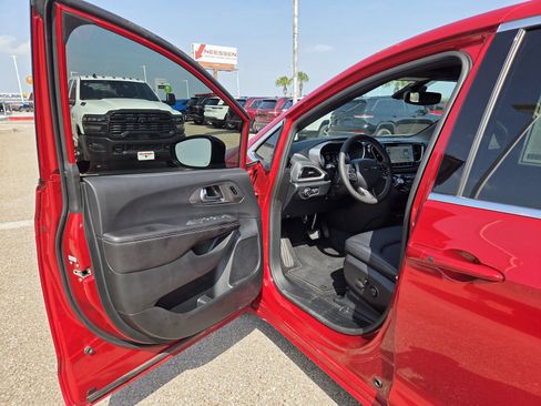 New 2026 Chrysler Pacifica Select FWD image 11
