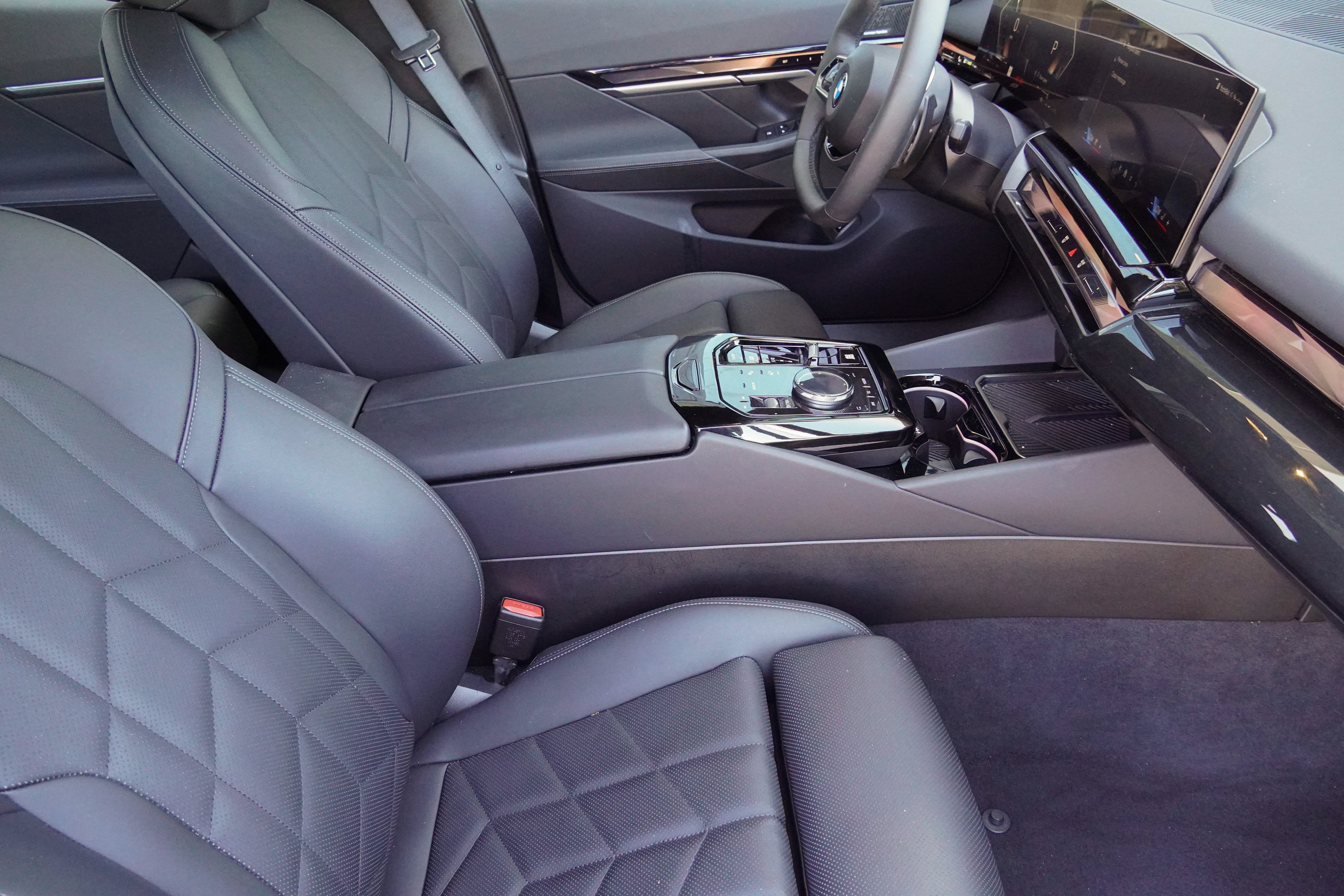 Certified 2025 BMW 540i xDrive AWD/4WD image 9