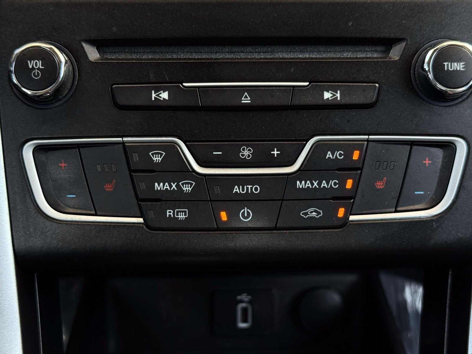 Used 2018 Ford Fusion SE w/ Equipment Group 602A FWD image 39