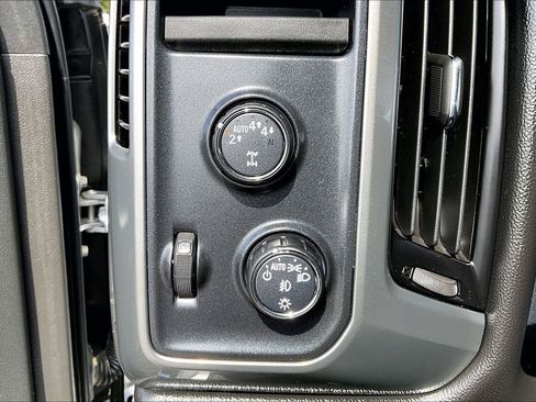 Used 2018 Chevrolet Silverado 1500 LT w/ LT Eassist Package AWD/4WD image 16