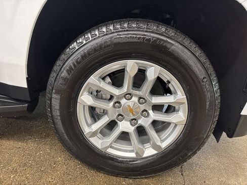 New 2026 Chevrolet Suburban LT image 9