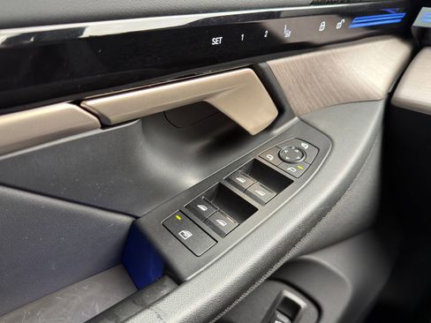 Certified 2024 BMW 530i w/ Premium Package image 22