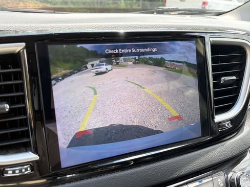 Used 2023 Chrysler Pacifica Touring-L FWD image 12