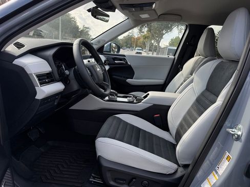 New 2026 Mitsubishi Outlander SE image 14