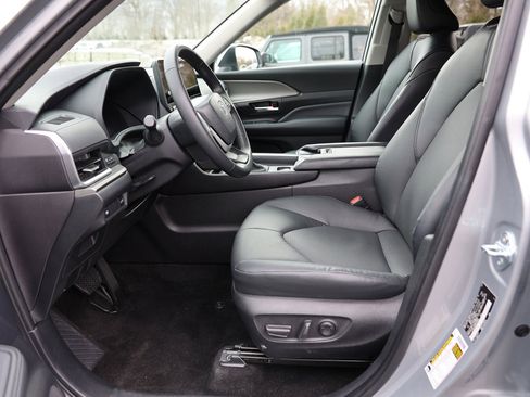 Used 2025 Toyota Grand Highlander AWD image 18