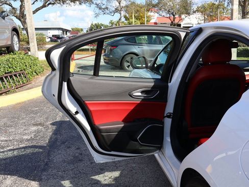 Used 2020 Alfa Romeo Giulia w/ Nero Edizione image 21