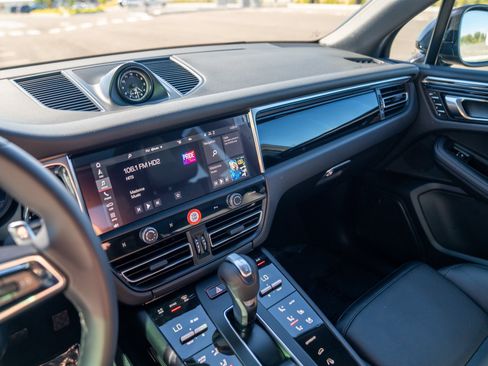 Certified 2026 Porsche Macan AWD/4WD image 16