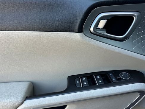 Certified 2025 Kia Soul LX FWD image 11