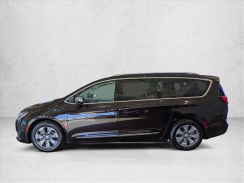 Used 2017 Chrysler Pacifica Platinum image 9