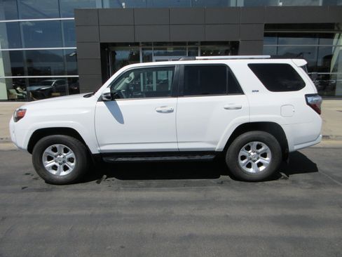Used 2022 Toyota 4Runner SR5 Premium w/ Moonroof Package AWD/4WD image 3