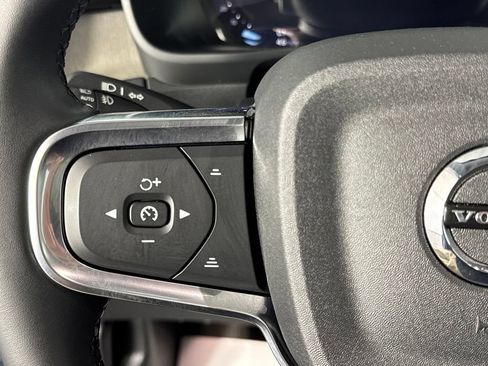 Used 2025 Volvo XC40 B5 Plus AWD/4WD image 19