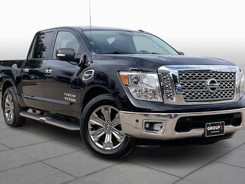 Used 2017 Nissan Titan SV image 3