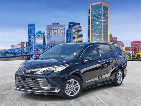 Certified 2025 Toyota Sienna Limited image 1