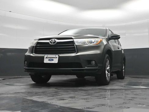 Used 2016 Toyota Highlander Plus FWD image 30