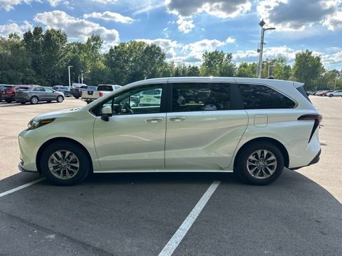 Used 2025 Toyota Sienna XLE AWD/4WD image 4