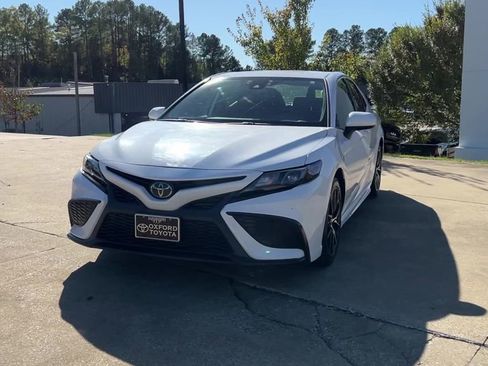 Used 2022 Toyota Camry SE image 2