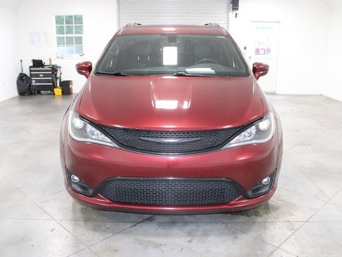 Used 2018 Chrysler Pacifica Touring-L w/ Premium Audio Group FWD image 4