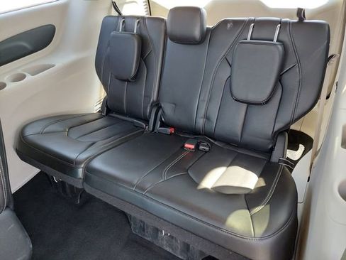 Used 2023 Chrysler Pacifica Touring-L image 16