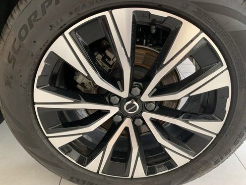 Certified 2024 Volvo XC60 B5 Plus image 8