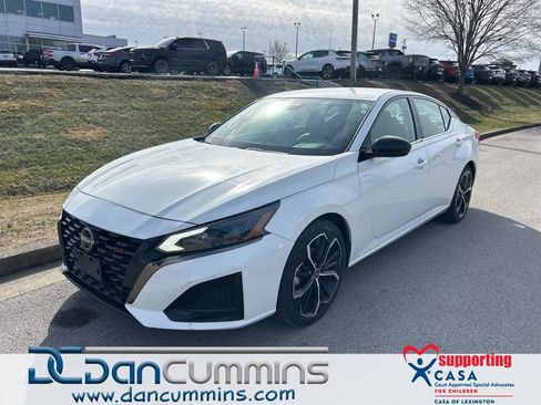 Used 2023 Nissan Altima 2.5 SR image 1