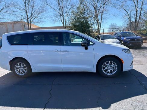 Used 2025 Chrysler Pacifica Select image 4