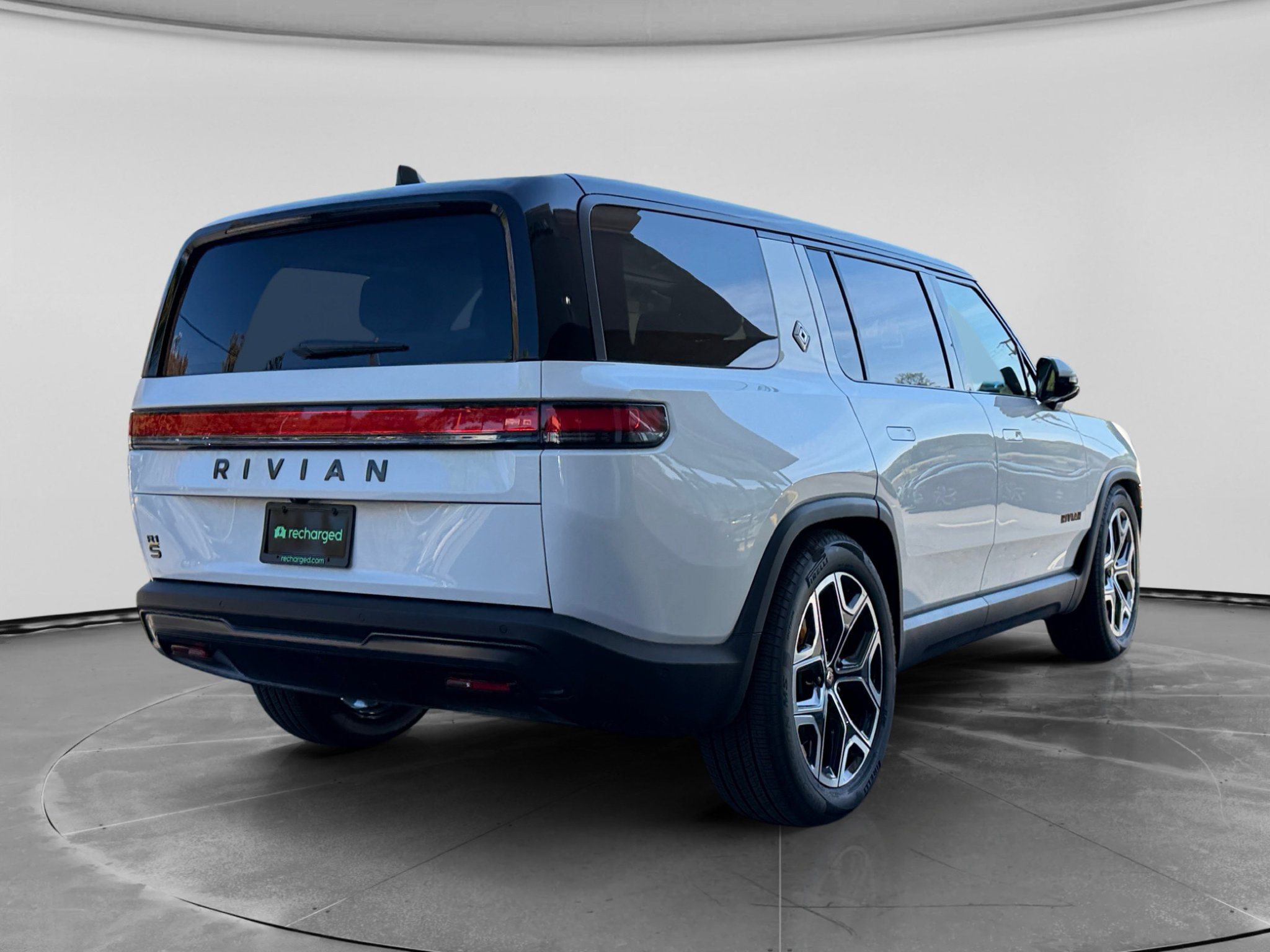 Used 2026 Rivian R1S Premium Tri AWD/4WD image 3