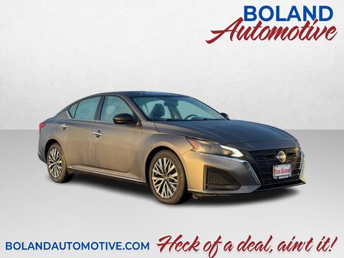 Used 2024 Nissan Altima 2.5 SV image 1